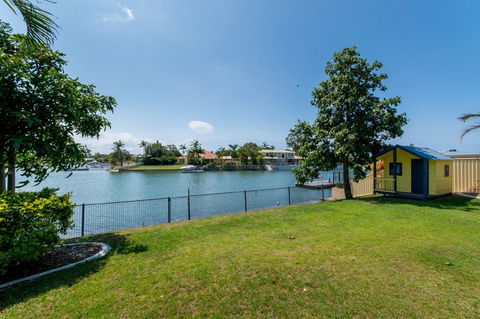 Lowset Home On The Canal - Dolphin Dr, Bongaree - Hotel NSW 10