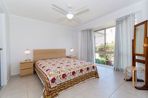 Lowset Home On The Canal - Dolphin Dr, Bongaree - Hotel NSW 9