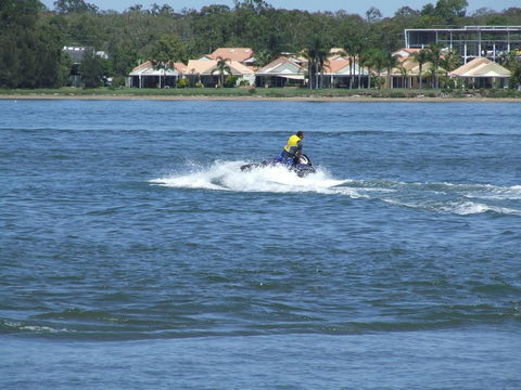 Lowset Home On The Canal - Dolphin Dr, Bongaree - Hotel NSW 14