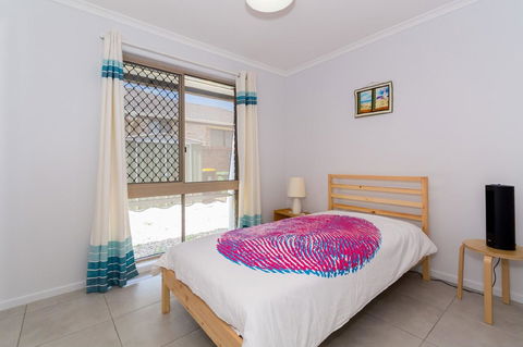 Lowset Home On The Canal - Dolphin Dr, Bongaree - Hotel NSW 17