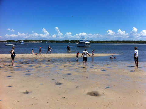 Lowset Home On The Canal - Dolphin Dr, Bongaree - Hotel NSW 15