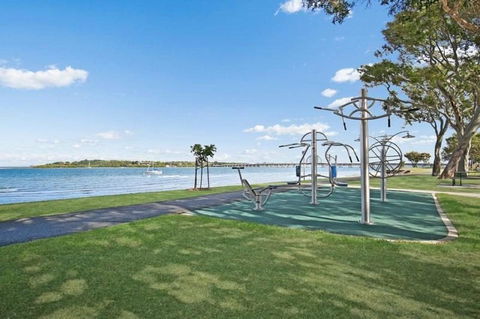 Lowset Home On The Canal - Dolphin Dr, Bongaree - Hotel NSW 16
