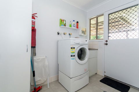 Lowset Home On The Canal - Dolphin Dr, Bongaree - Hotel NSW 7