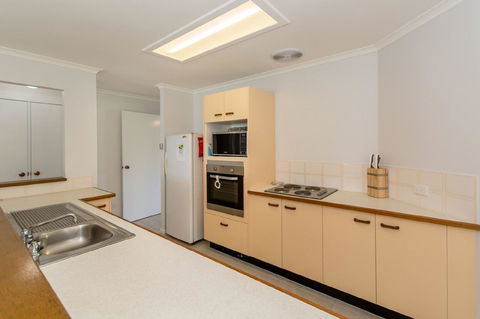 Lowset Home On The Canal - Dolphin Dr, Bongaree - Hotel NSW 5