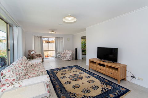 Lowset Home On The Canal - Dolphin Dr, Bongaree - Hotel NSW 12