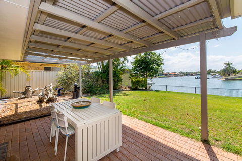 Lowset Home On The Canal - Dolphin Dr, Bongaree - Hotel NSW 0