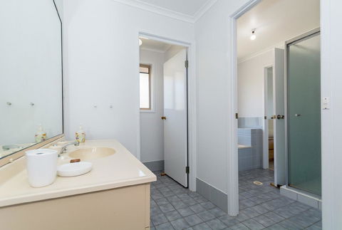 Lowset Home On The Canal - Dolphin Dr, Bongaree - Hotel NSW 1