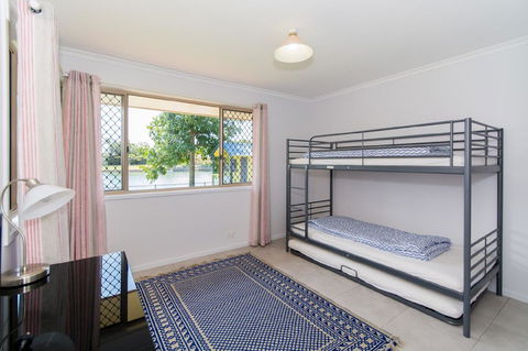 Lowset Home On The Canal - Dolphin Dr, Bongaree - Hotel NSW 13