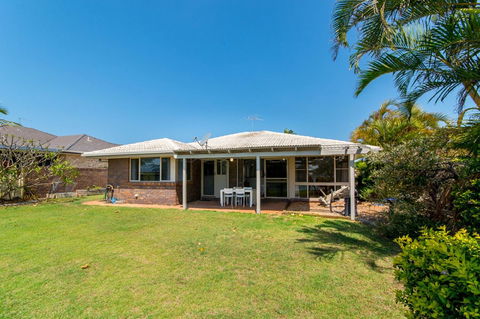 Lowset Home On The Canal - Dolphin Dr, Bongaree - Hotel NSW 3