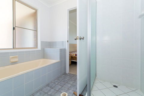 Lowset Home On The Canal - Dolphin Dr, Bongaree - Hotel NSW 11