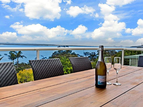 'The Bay', 25 Wallawa Rd - Huge Home With Aircon, Spectacular Views & Chromecast - Hotel NSW 1
