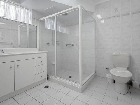 1 'Laman Lodge', 15 Laman Street - Stunning Air Conditioned Unit With Water Views And WIFI - Hotel NSW 1