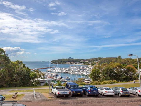 1 'Laman Lodge', 15 Laman Street - Stunning Air Conditioned Unit With Water Views And WIFI - Hotel NSW 2