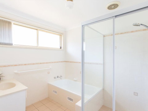 1/4 Huntly Close - Hotel NSW 3