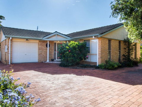 1/4 Huntly Close - Hotel NSW 0
