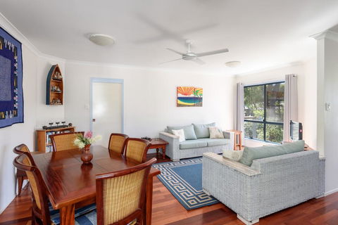 12 Ibis Court - Highset Beach House With Natural Bushland Gardens And Covered Decks - Hotel NSW 3