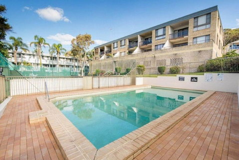 14 'THE DUNES', 38 MARINE DR - LARGE UNIT WITH POOL, TENNIS COURT AND DIRECTLY ACROSS FROM FINGAL - Hotel NSW 3