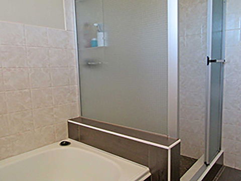 15 'Kanangra', 39 Soldiers Point Road - Fantastic Unit Right On The Water - Hotel NSW 2