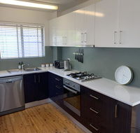 2 Bed Bar Beach Apartment - stroll to beach  cafes supermarket apartment 6 - Hotel NSW