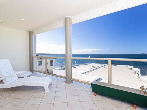 2/141A Soldiers Point Road - Large Waterfront Duplex Across From The Bowling Club - Hotel NSW 0