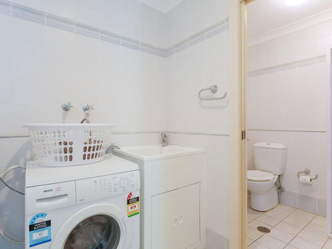 2/141A Soldiers Point Road - Large Waterfront Duplex Across From The Bowling Club - Hotel NSW 3