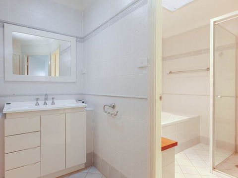 2/141A Soldiers Point Road - Large Waterfront Duplex Across From The Bowling Club - Hotel NSW 1