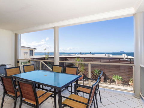 2/141A Soldiers Point Road - Large Waterfront Duplex Across From The Bowling Club - Hotel NSW 2