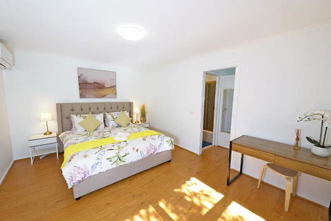 Best Location Entire House Staycation Parkland Surrounding - Hotel NSW 1
