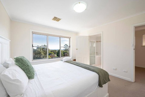 Cityscape Charm - 2BR Home In Wattle Park - Hotel NSW 3