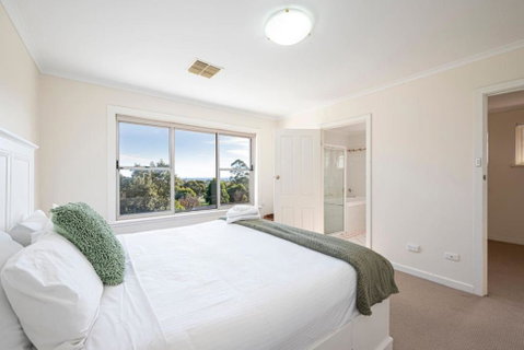 Cityscape Charm - 2BR Home In Wattle Park - Hotel NSW 2