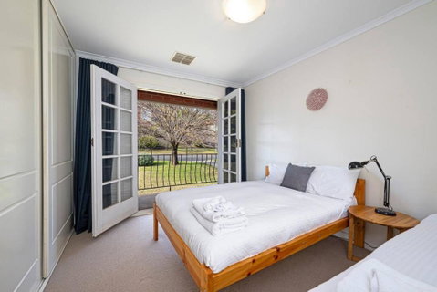 Cityscape Charm - 2BR Home In Wattle Park - Hotel NSW 3
