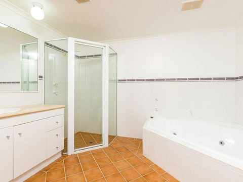 3 'Peninsula Waters', 2-4 Soldiers Point Rd - Beautiful Air Conditioned Unit With Pool, Lift & WIFI - Hotel NSW 1