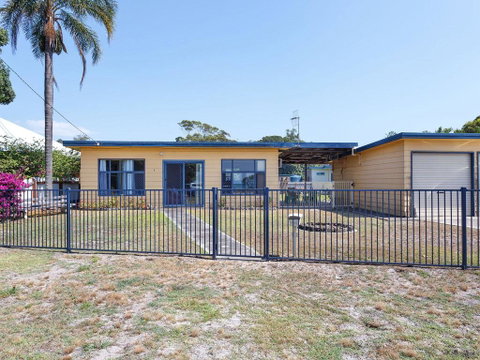 3 Curlew Avenue - Hotel NSW 2