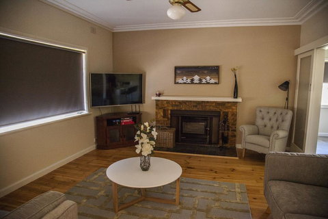 725 Myrtleford-Yackandandah Road - Hotel NSW 2