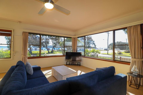 A Reflection On The Lake - Hotel NSW 3