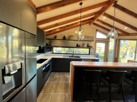 Edzell - 5BR Luxury Home L Amazing Lake Views L Games Room L Tennis Court L WiFi - Hotel NSW 4