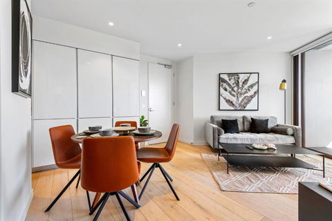 Elegant 2-Bed Apartment With Expansive City Views - Hotel NSW 1