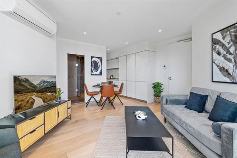 Elegant 2-Bed Apartment With Expansive City Views - Hotel NSW 2