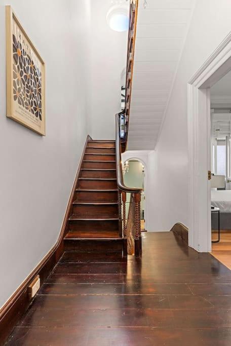 Elegant 6-Bed Home With Harbour Views - Hotel NSW 1