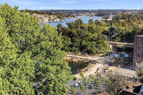 Elegant 6-Bed Home With Harbour Views - Hotel NSW 2