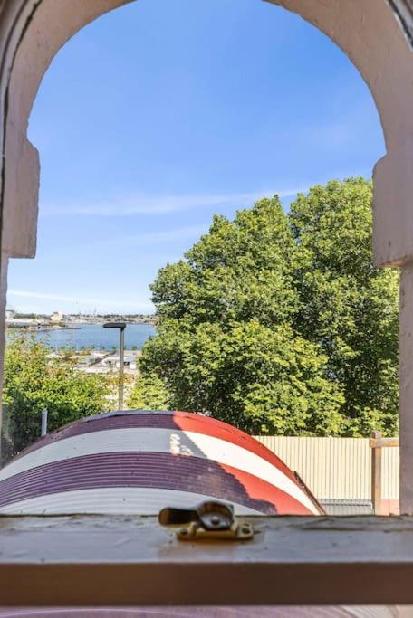 Elegant 6-Bed Home With Harbour Views - Hotel NSW 3