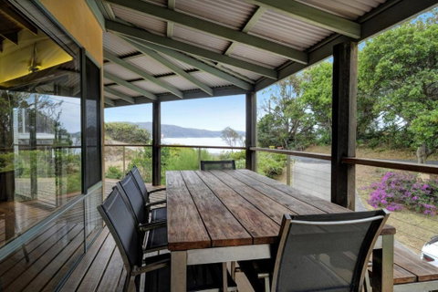 Far Shore - Hotel NSW 2