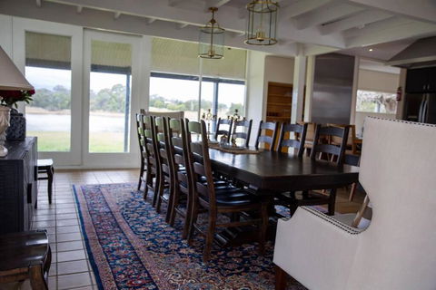 Finsbury House - Luxury 8 Bedroom Farm Homestead With Pool - Hotel NSW 3