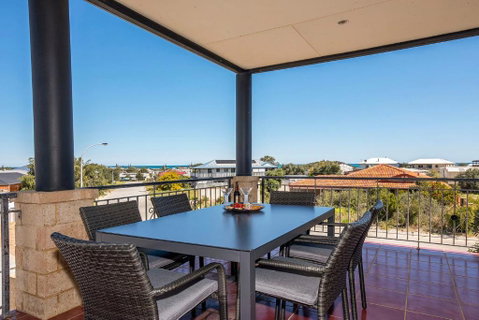 Happy Daze - Hotel NSW 3