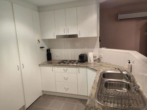 Ground Level 2BR 2BA Apartment W Courtyard - Hotel NSW 3