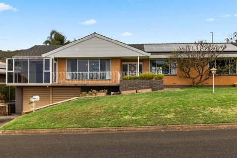 Home Offers Stunning Views - Hotel NSW 1