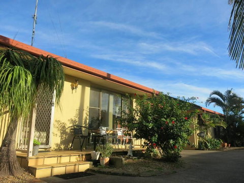 House And Van On The River - Hotel NSW 1