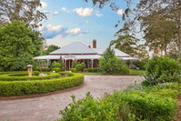 Book Crows Nest Accommodation Vacations Hotel NSW Hotel NSW