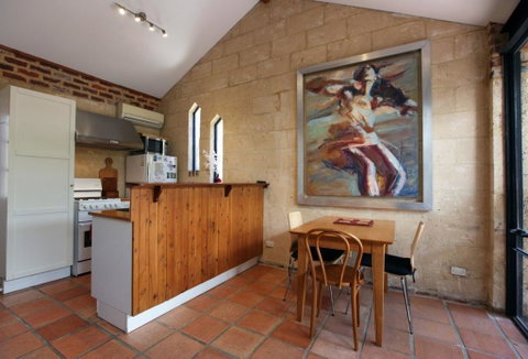Art On Attfield - Cute Heritage 1 Bedroom Stone Cottage - Hotel NSW 3