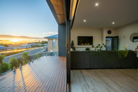 Luxurious Hobart Holiday Home With Stunning Bay Views - Affordable, Family-Friendly, And Stylish - Hotel NSW 3